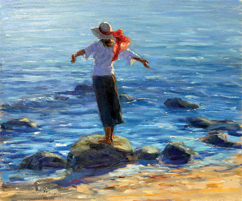 海岸線で、両手を広げ、海を見つめる若い女性の探究者
